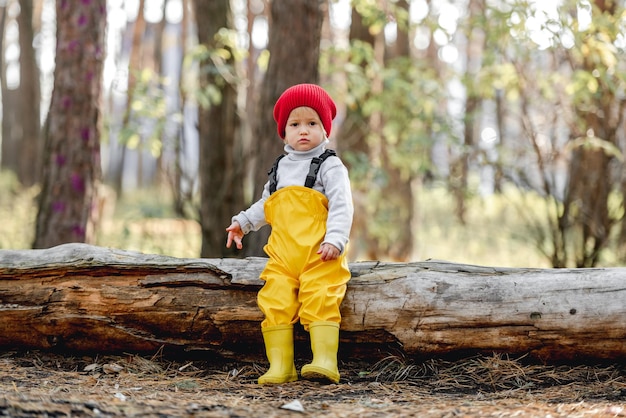 Bambina che cammina nella foresta