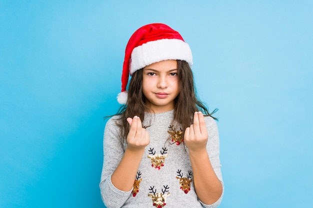 Bambina che celebra il giorno di Natale mostrando che non ha soldi.
