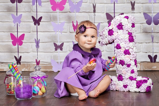 Bambina che celebra il suo primo compleanno