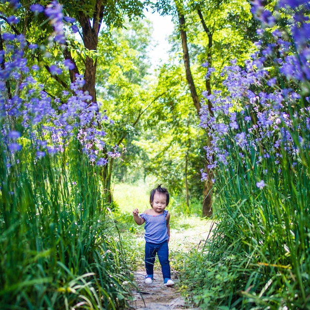 bambina che corre nel campo di serpenti crestato