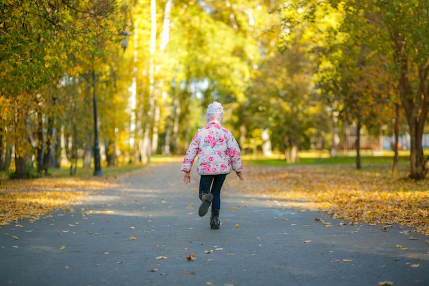 Bambina che corre nel parco all'aperto