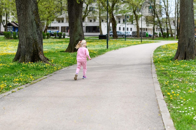 Bambina che corre nel parco