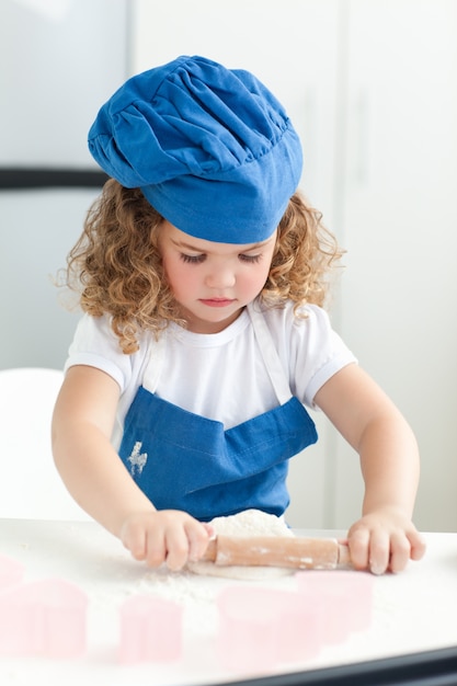 Bambina che cuoce in cucina