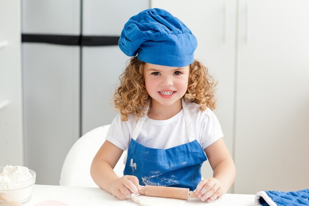 Bambina che cuoce in cucina