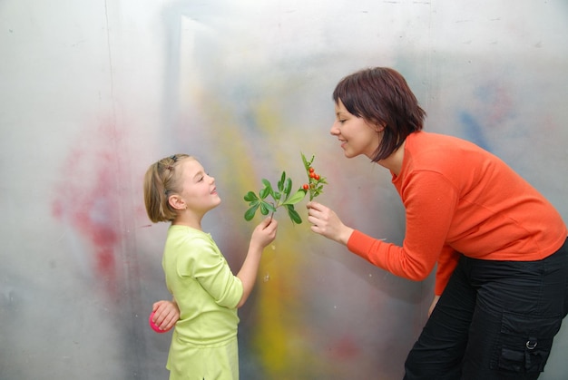 bambina che dà regalo alla madre