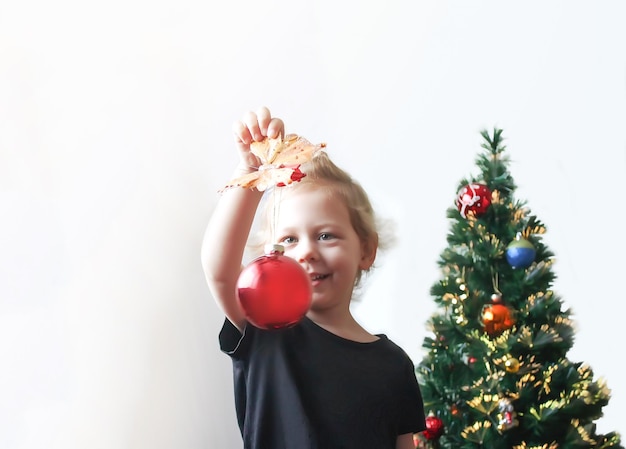 Bambina che decora l'albero di Natale