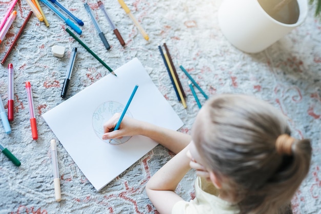 Bambina che disegna con matite colorate