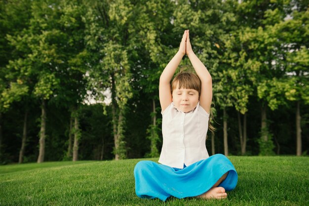 Bambina che fa esercizio di yoga