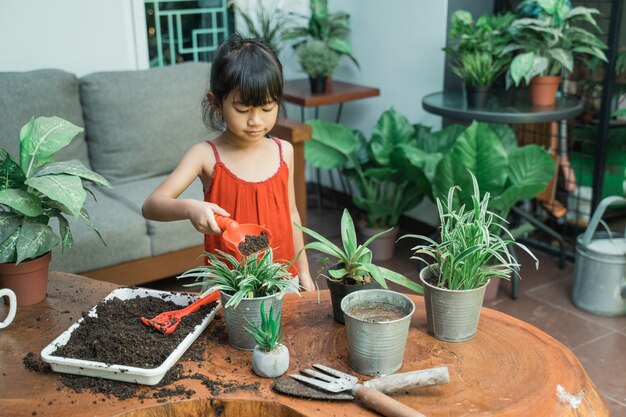 Bambina che fa il giardinaggio a casa