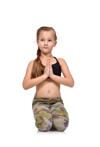 Bambina che fa namaste