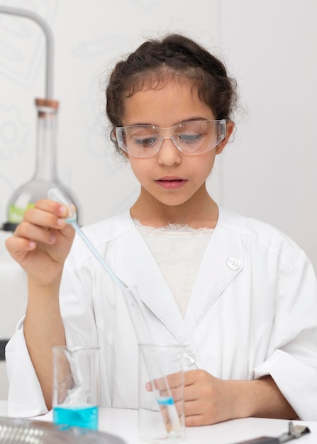 Bambina che fa un esperimento scientifico a scuola