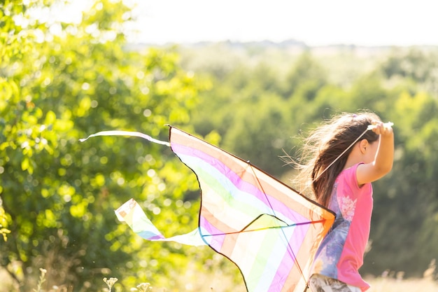 Bambina che fa volare un aquilone