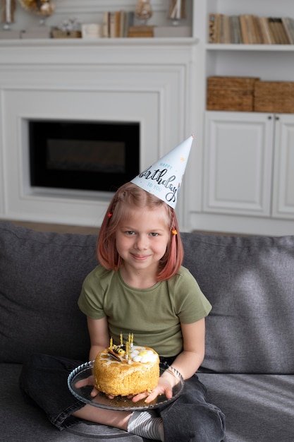 Bambina che festeggia il suo compleanno a casa