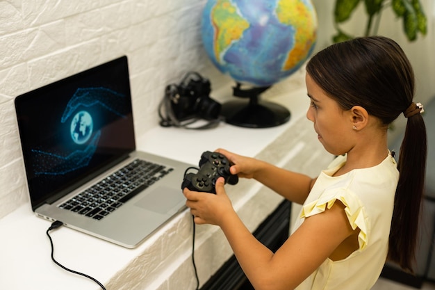 Bambina che gioca ai giochi per computer, bambini dipendenti dal concetto di gioco
