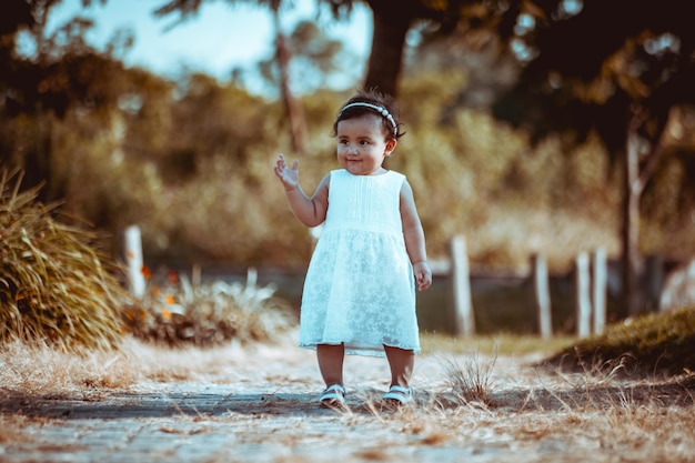 Bambina che gioca al parco