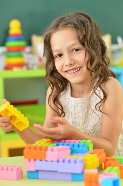 Bambina che gioca con blocchi di plastica colorati