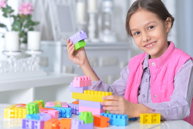 Bambina che gioca con blocchi di plastica colorati