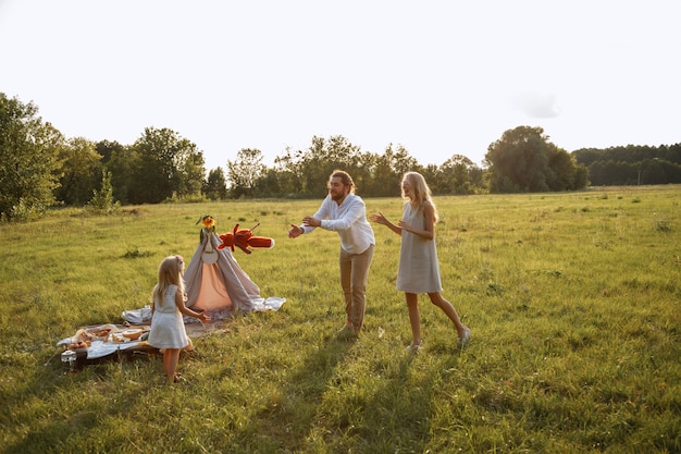 bambina che gioca con i genitori picnic estivo