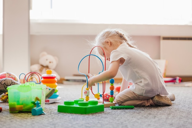 Bambina che gioca con i giocattoli in sviluppo