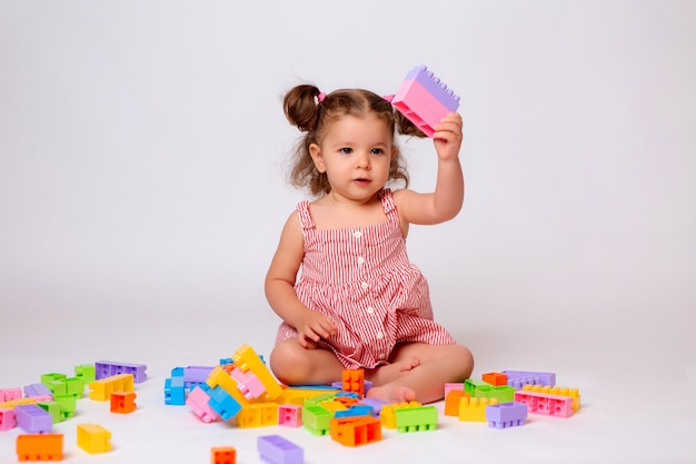 bambina che gioca con il costruttore multicolore