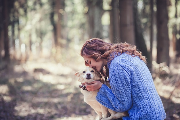 Bambina che gioca con il suo cane