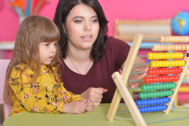 Bambina che gioca con la madre a casa