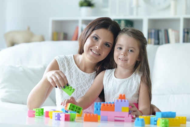 Bambina che gioca con la mamma a casa