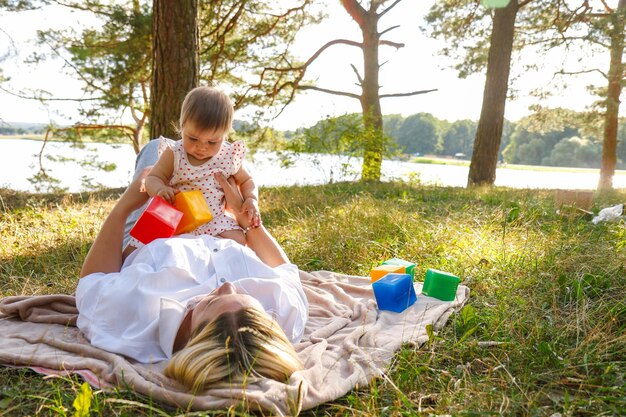 bambina che gioca con la mamma nel parco in una giornata di sole