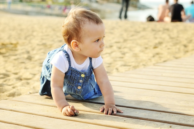 Bambina che gioca con la sabbia sulla spiaggia