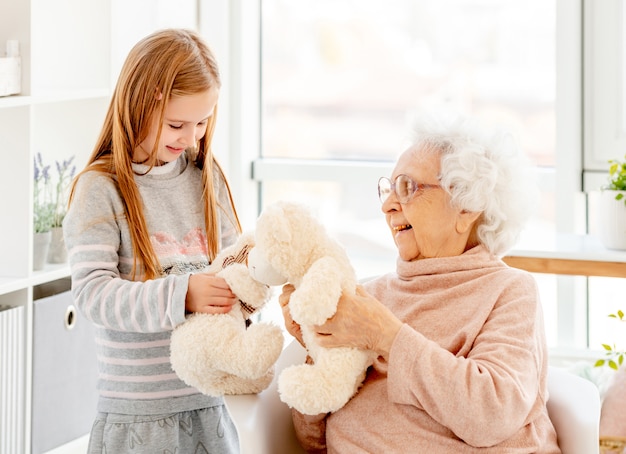 Bambina che gioca con sua nonna