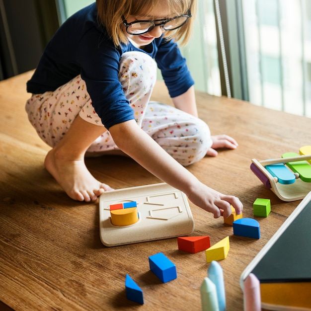 Bambina che gioca concetto di giocattoli