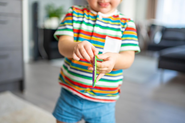 Bambina che gioca kit blocchi di plastica magneti colorati a casa il bambino che gioca giochi educativi e...