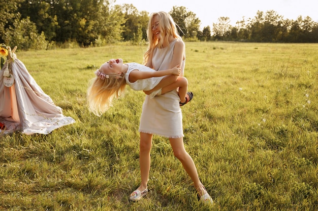 bambina che gioca mamma picnic estivo.