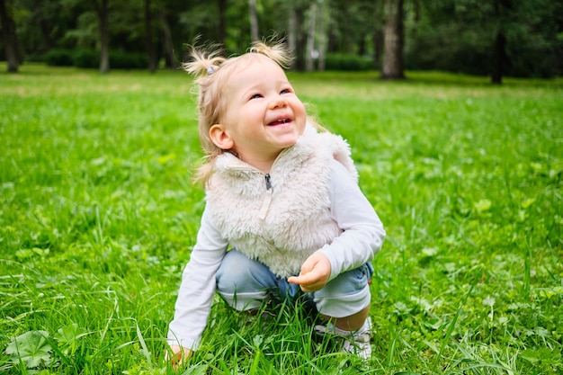 Bambina che gioca nel parco