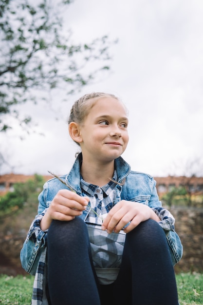 Bambina che gioca nel parco