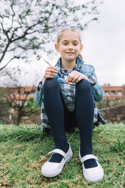 Bambina che gioca nel parco