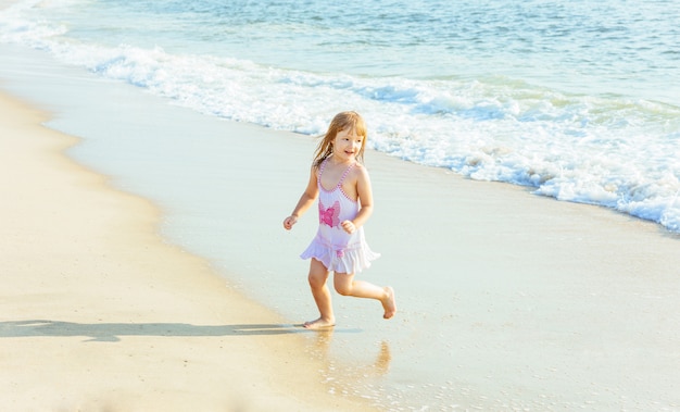 Bambina che gioca nell&#39;oceano