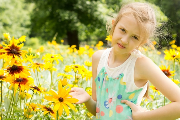 Bambina che gioca nella natura