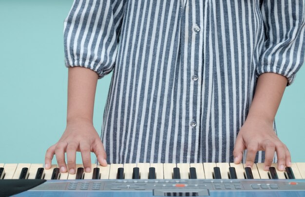 Bambina che gioca piano in studio