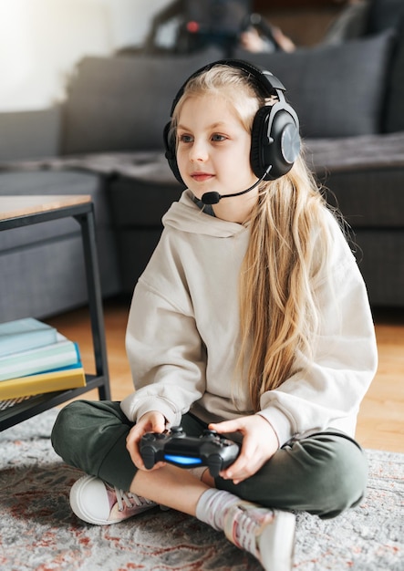 Bambina che gioca sulla console di gioco