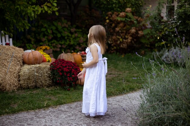 Bambina che gode del giorno di estate