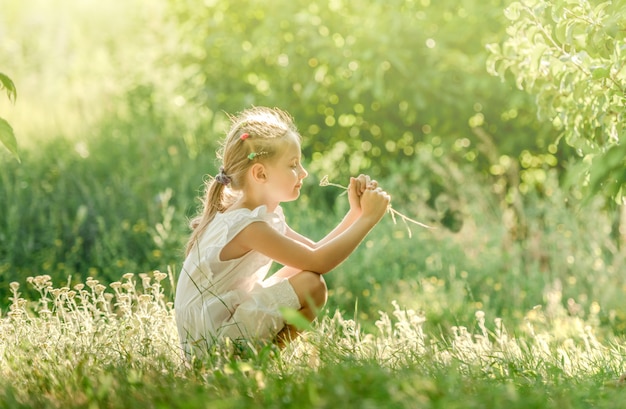 Bambina che gode dell'estate al prato