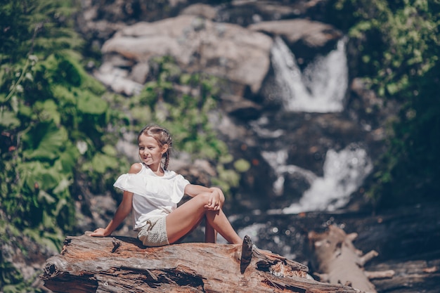 Bambina che gode della vista della cascata in Krasnay Poliana