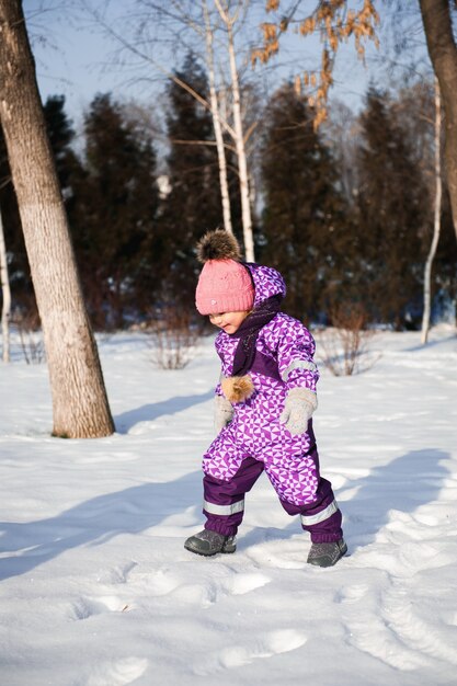 Bambina che gode di bella giornata invernale all'aperto