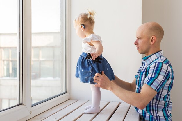 Bambina che indossa un apparecchio acustico.