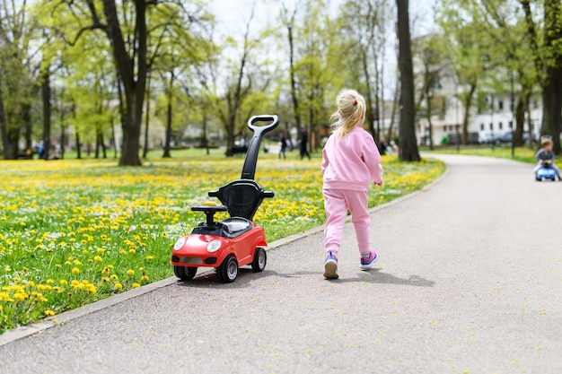 Bambina che insegna a guidare una macchinina