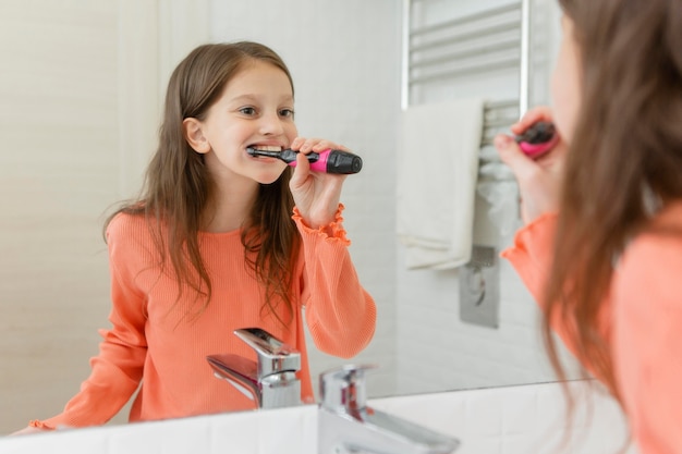 Bambina che lava i suoi denti