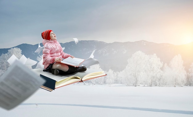 Bambina che legge un libro. Tecnica mista