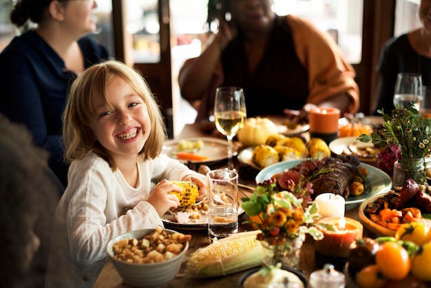 Bambina che mangia concetto di celebrazione di ringraziamento del cereale