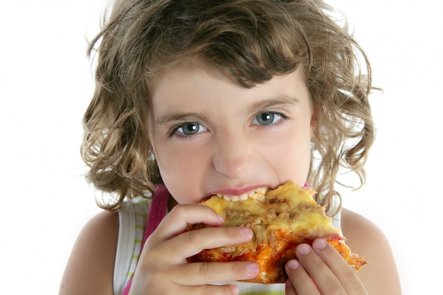 Bambina che mangia il ritratto affamato del primo piano della pizza